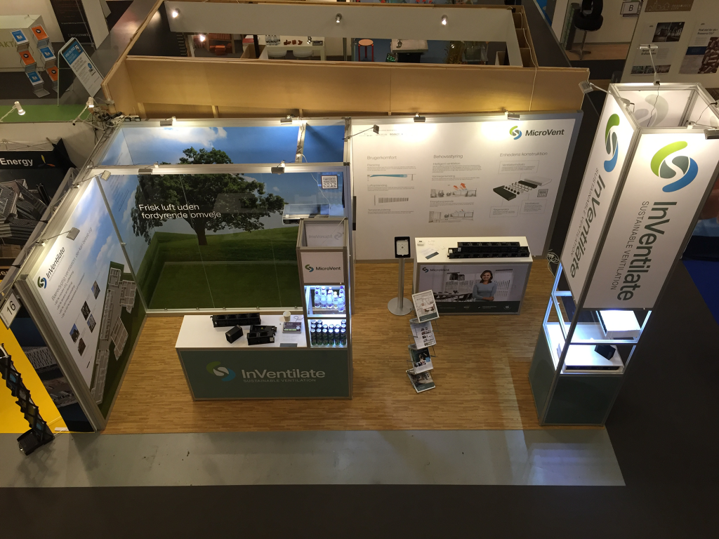 https://udstillingssystemer.dk/storage/media/media/3159/conversions/Inventilate_messestand1-lg.png