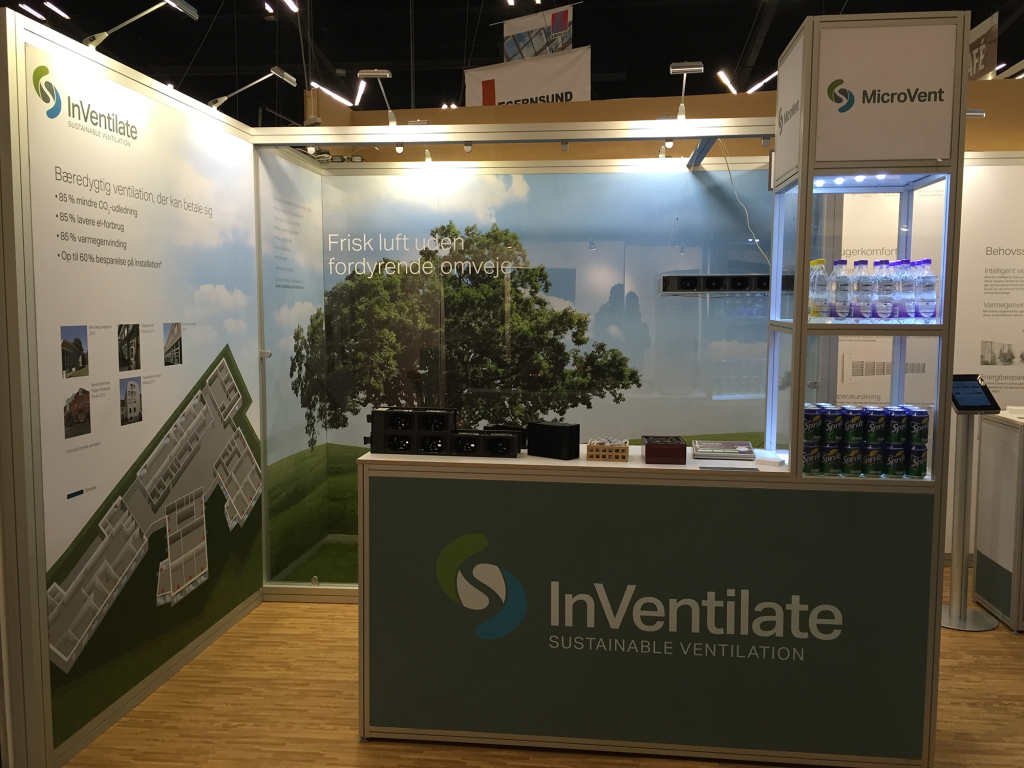 https://udstillingssystemer.dk/storage/media/media/3160/conversions/Inventilate_messestand2-lg.png