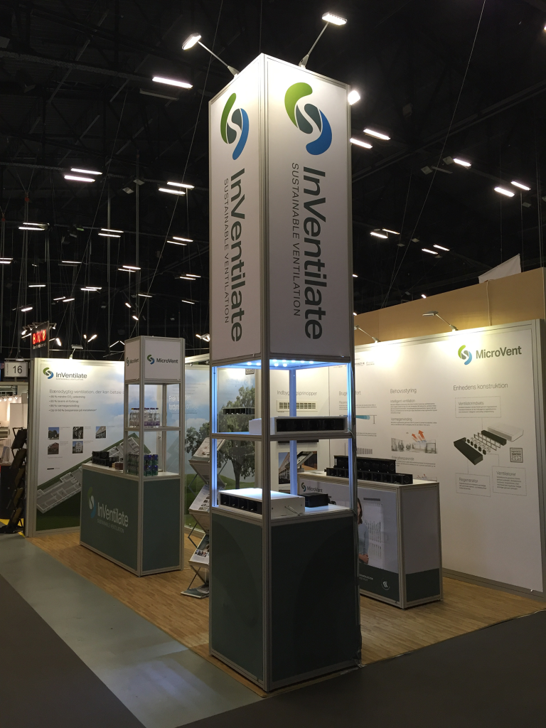https://udstillingssystemer.dk/storage/media/media/3161/conversions/Inventilate_messestand3-lg.png