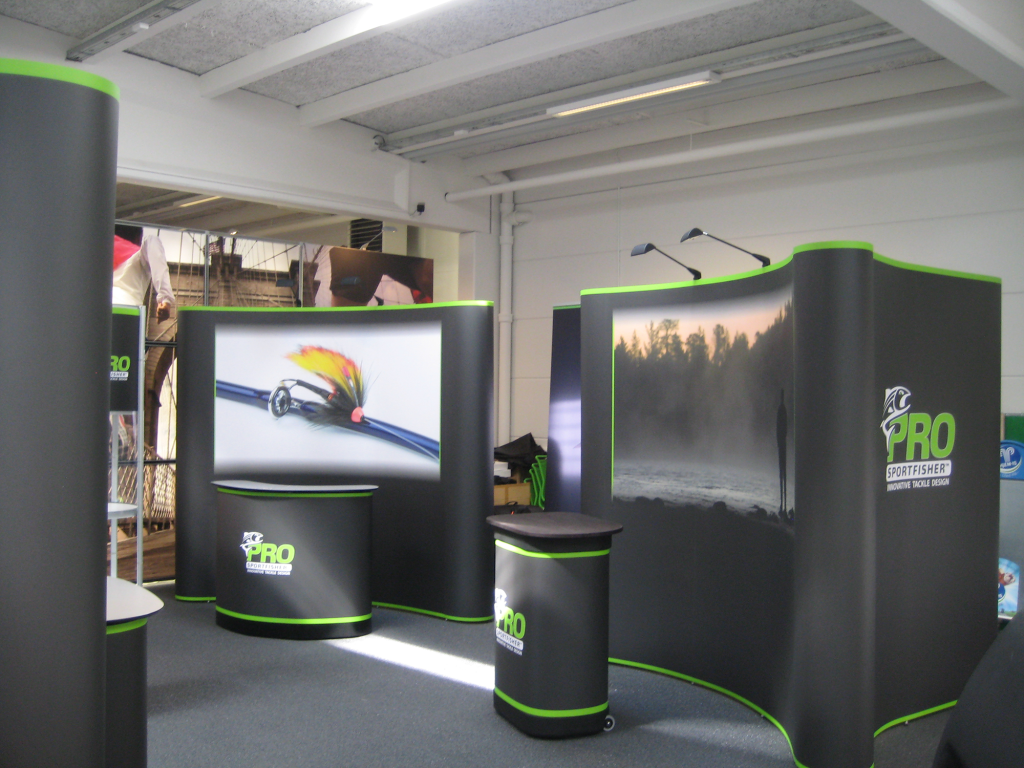https://udstillingssystemer.dk/storage/media/media/3203/conversions/Pro-Sport-Fisher_messestand1-lg.png