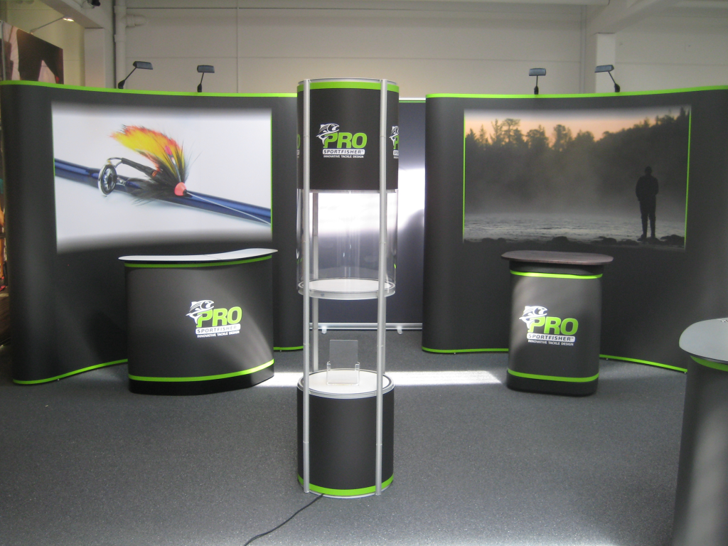 https://udstillingssystemer.dk/storage/media/media/3204/conversions/Pro-Sport-Fisher_messestand2-lg.png