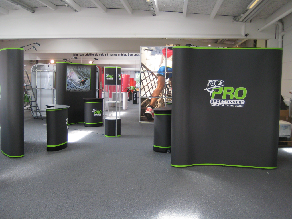 https://udstillingssystemer.dk/storage/media/media/3205/conversions/Pro-Sport-Fisher_messestand3-lg.png